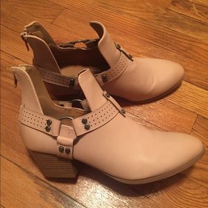 Qupid Pale Pink Buckle Booties Sz 8